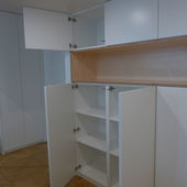 Wohnzimmerausbau mit Schrank und offen Regal