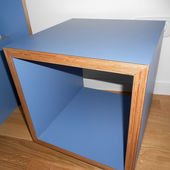 Bett und Nachttisch aus Multiplex mit Schichtstoff Deck