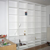 Wandregal aus Massivholz weiß lackiert